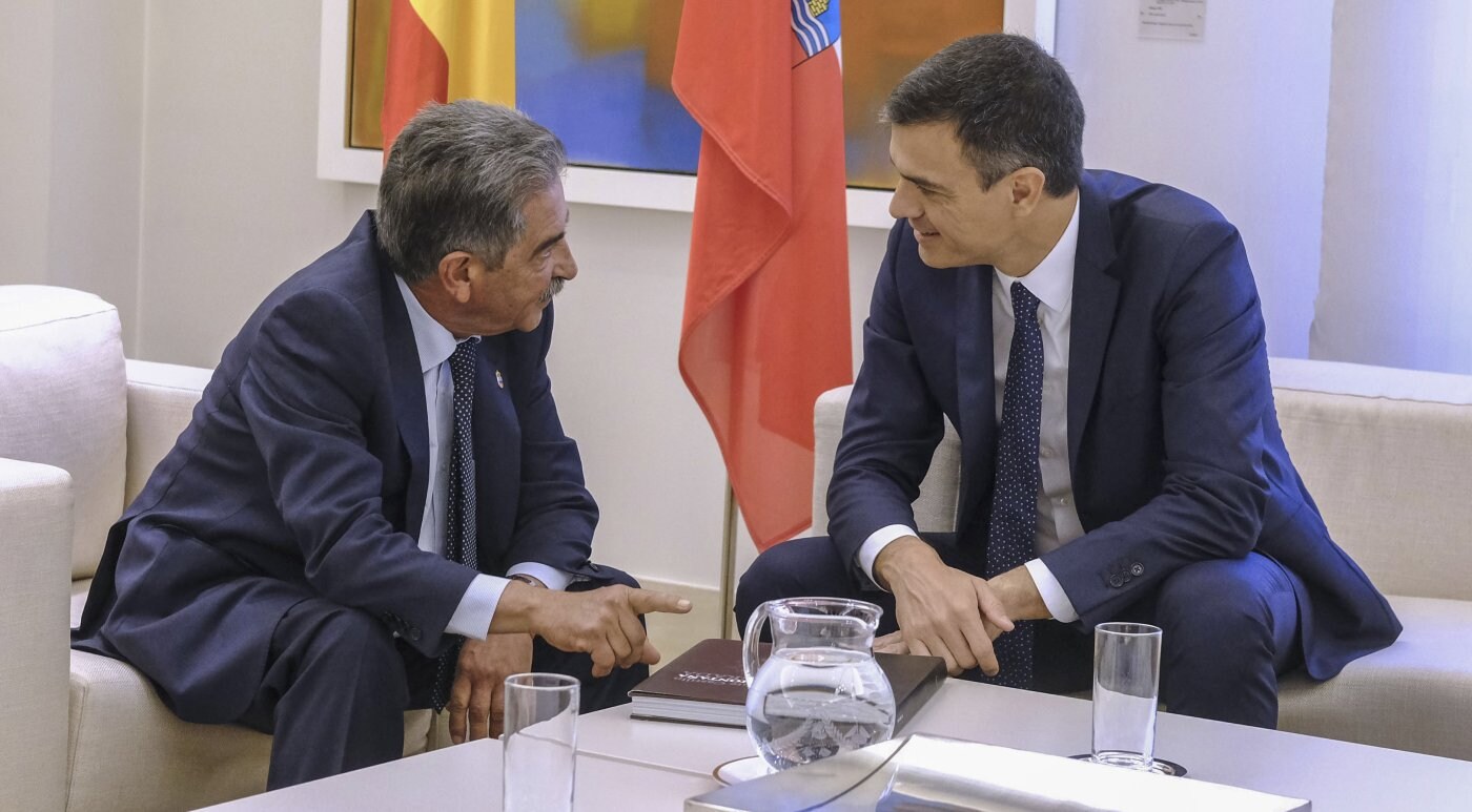 Miguel Ángel Revilla conversa con el presidente del Gobierno durante la visita del pasado verano a Pedro Sánchez en el Palacio de La Moncloa. 