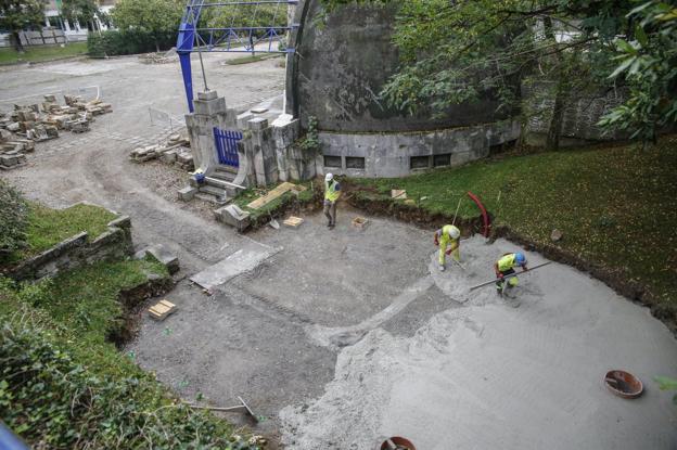 El viejo surtidor ha sido desmontado y las piedras de sillería numeradas para facilitar su próximo montaje. 