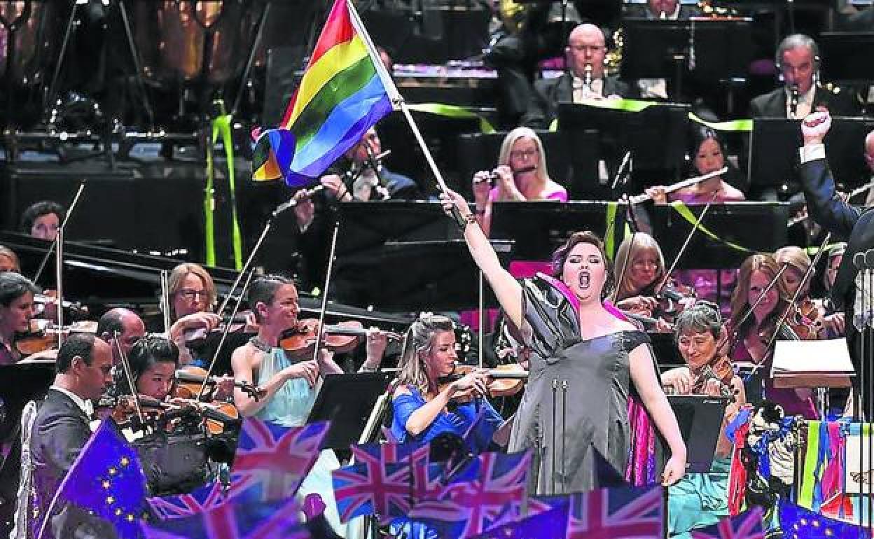 Defensa de la diversidad sexual en plena canción patriótica inglesa