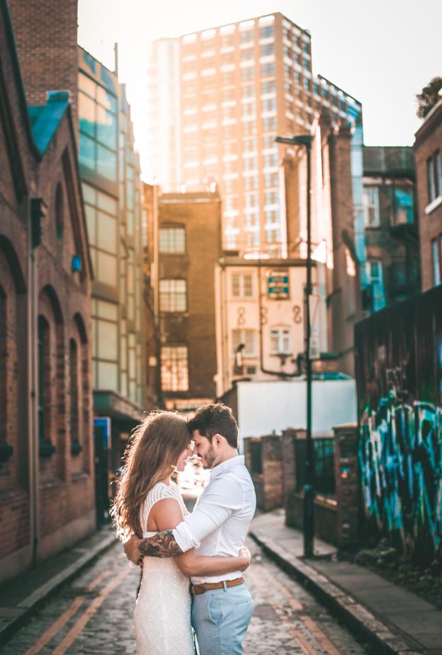 Posado con una pareja en un entorno urbano.