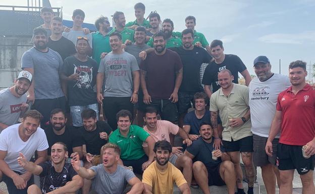 Hourcade posa con los jugadores del Aldro Independiente Rugby Club el pasado domingo en el campo de San Román.