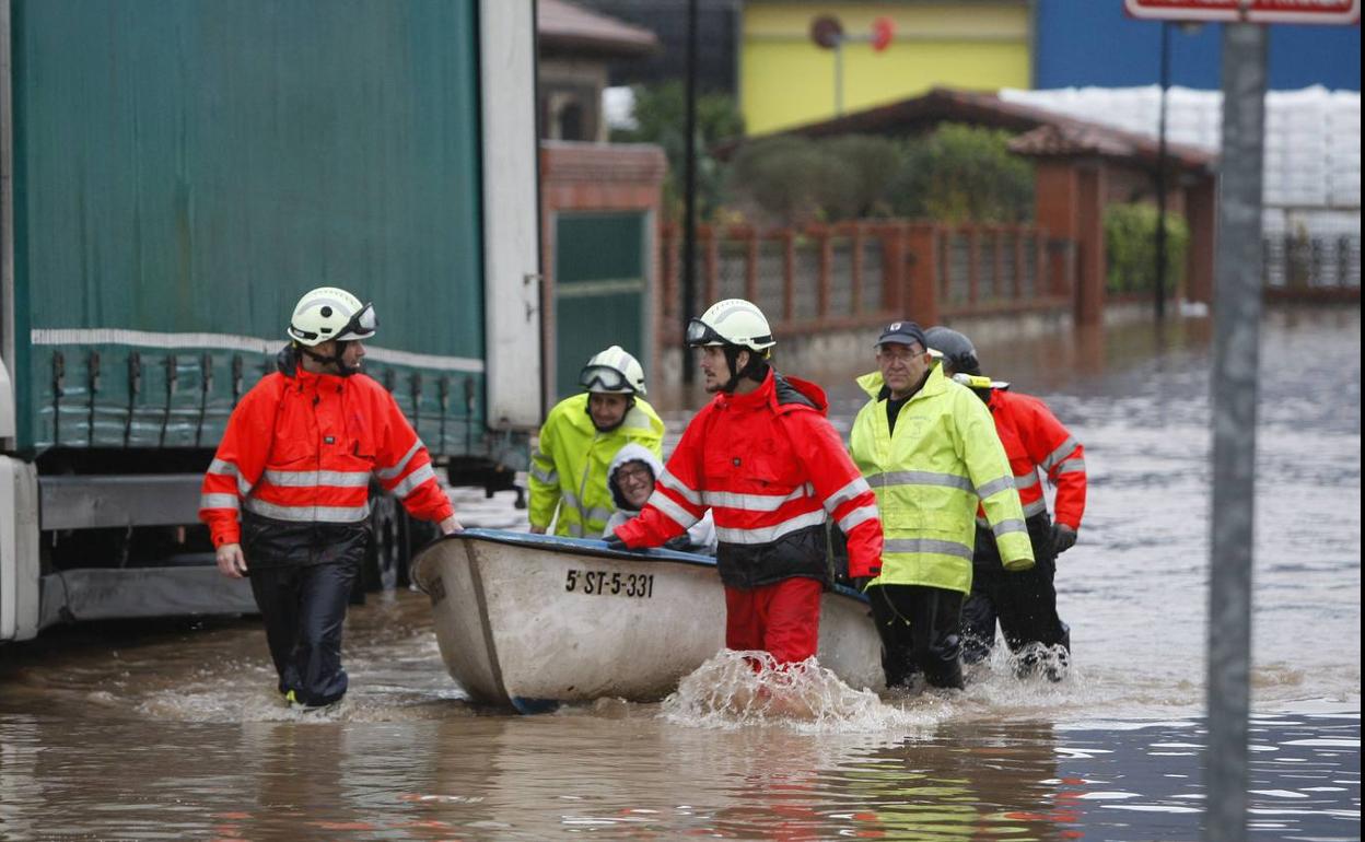 Vecinos de los chalés Tortuga, junto a La Lechera, son evacuados en barca por bomberos el pasado mes de enero