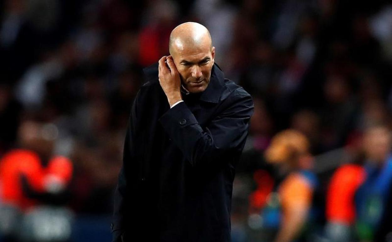 Zinedine Zidane, pensativo en el Parque de los Príncipes. 