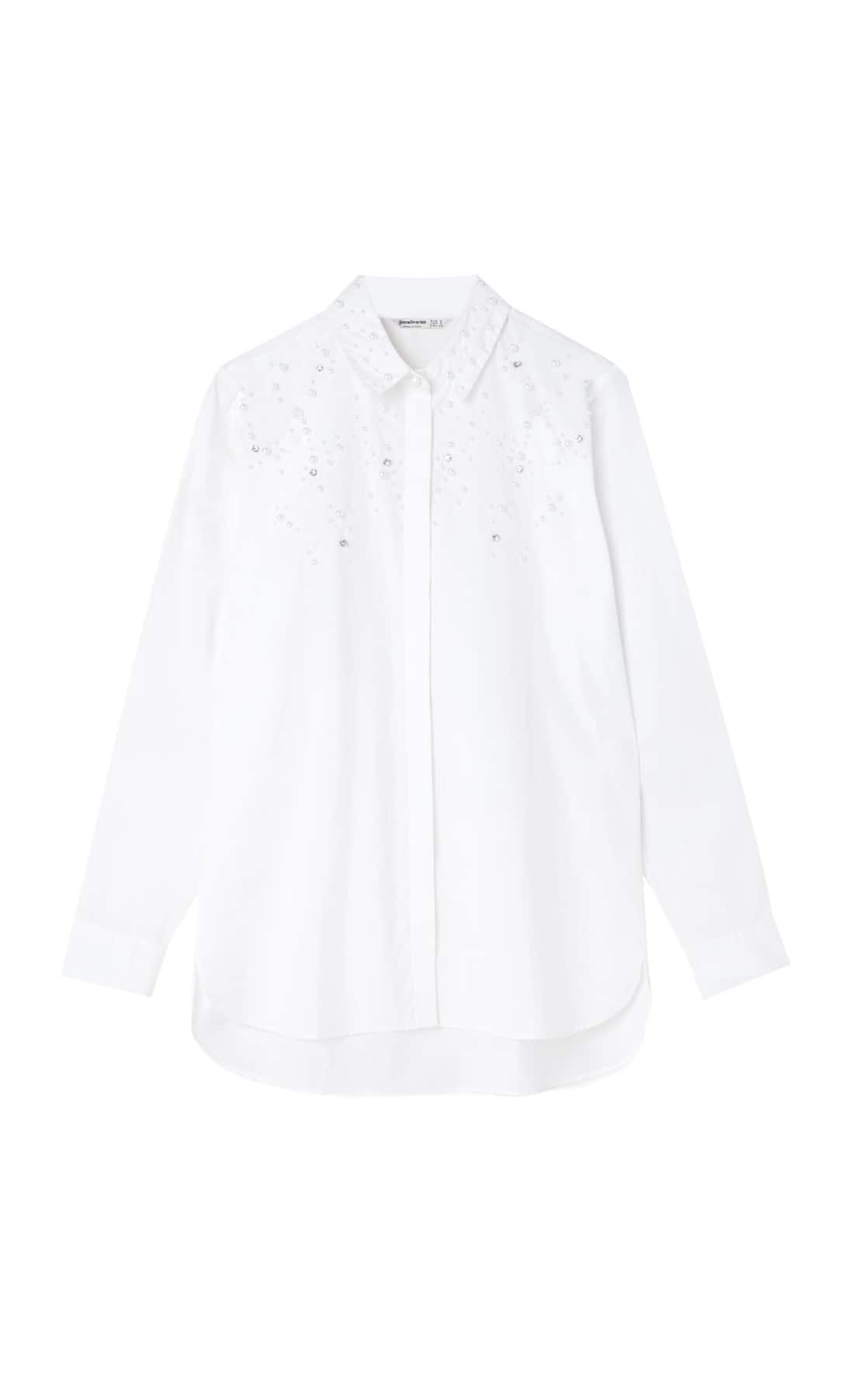 Camisa con perlas bordadas, de Stradivarius (25,99 euros). 