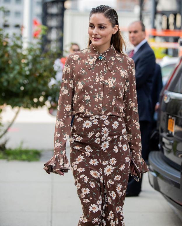 Camisas en ‘total look’ - Llevar dos prendas a juego, ya sea blusa con pantalón o camisa con falda, es una de las claves de estilo características de Olivia Palermo. En este caso, recurre a las flores. Aunque es un estampado típico de primavera y verano, ha escogido un diseño en tonos marrones y nude. Como verás, la falda y la camisa no son del mismo ‘print’, pero se mimetizan gracias a los colores. Si te atreves con el ‘total look’ estás de enhorabuena, porque las flores han invadido las nuevas colecciones de otoño. 