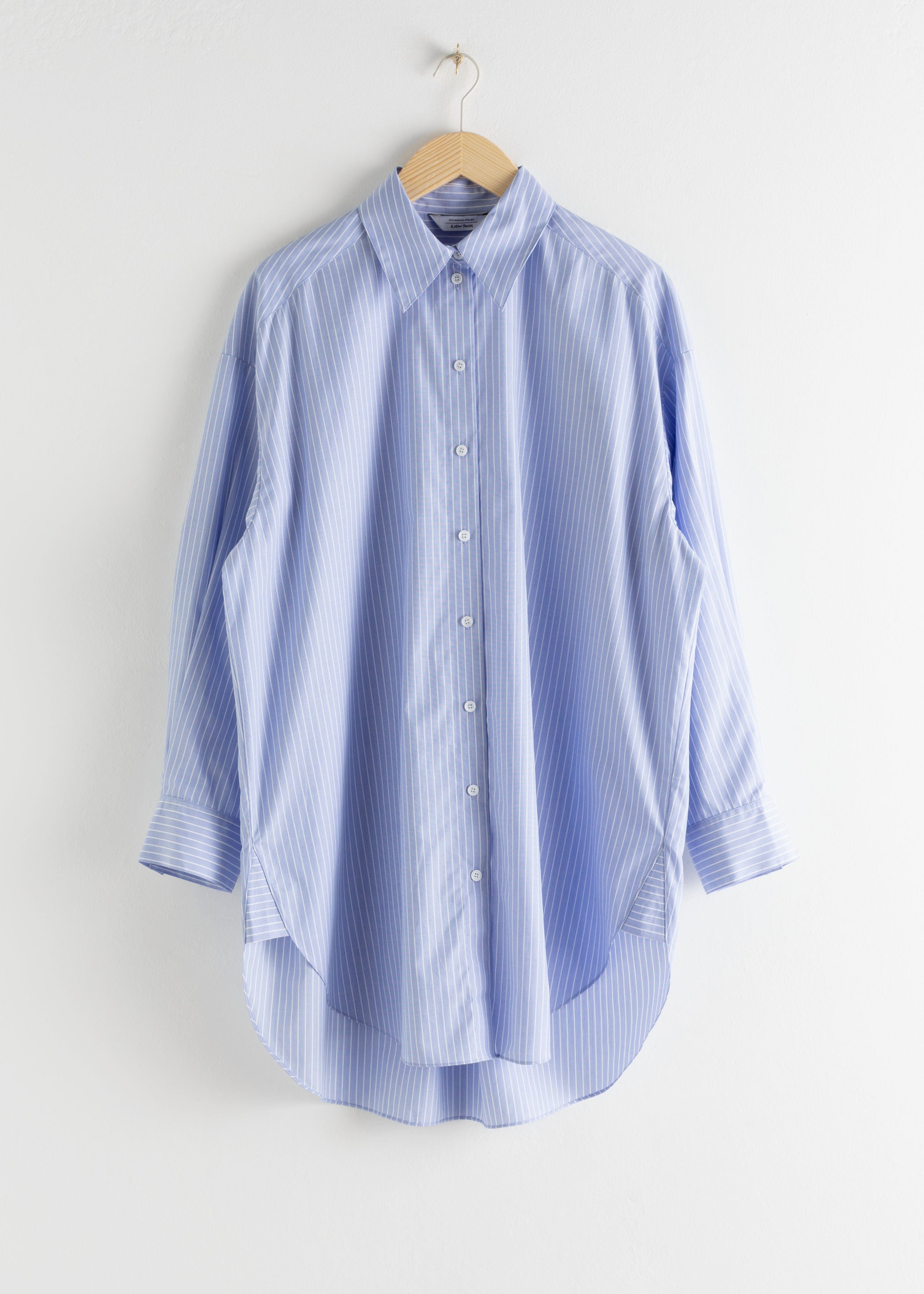 Camisa 'oversize' con estampado a rayas, de & Other Stories (79 euros). 