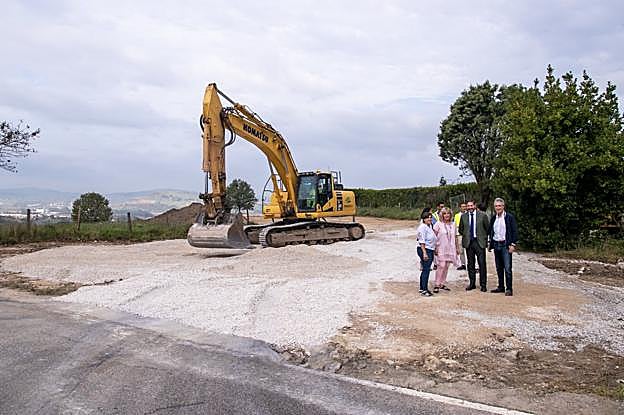 Responsables municipales y de la constructora, en la zona donde se construye la glorieta.