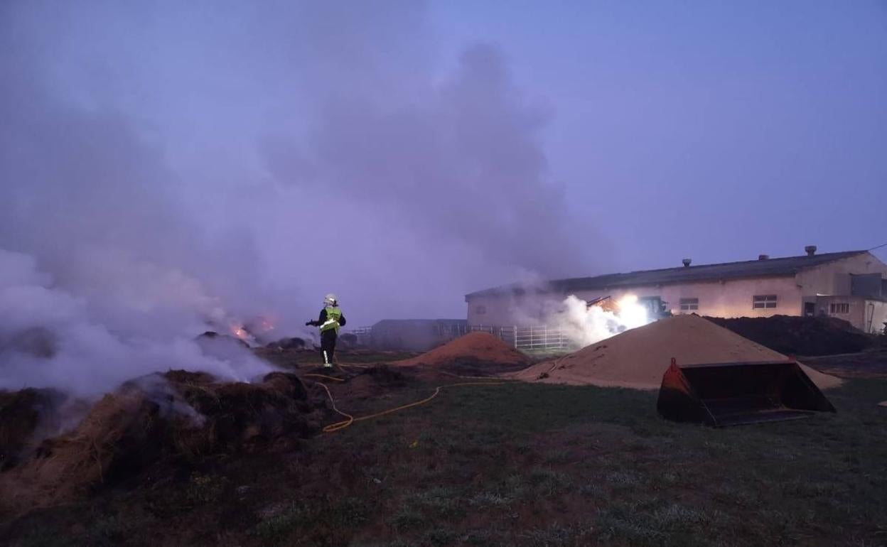 Arde parte de una nave de almacenaje de hierba en Valdeolea