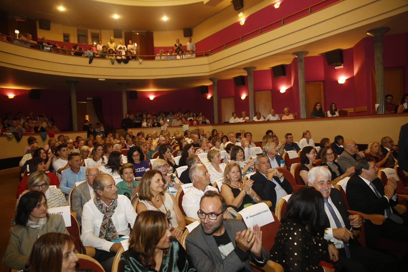 El autor Jon Obeso, ganador de las Justas Literarias, recibió la Flor Natural de manos de la reina de San Mateo, Claudia Ezquiaga