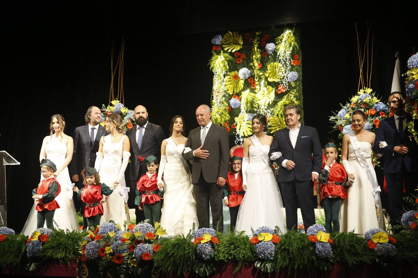 El autor Jon Obeso, ganador de las Justas Literarias, recibió la Flor Natural de manos de la reina de San Mateo, Claudia Ezquiaga