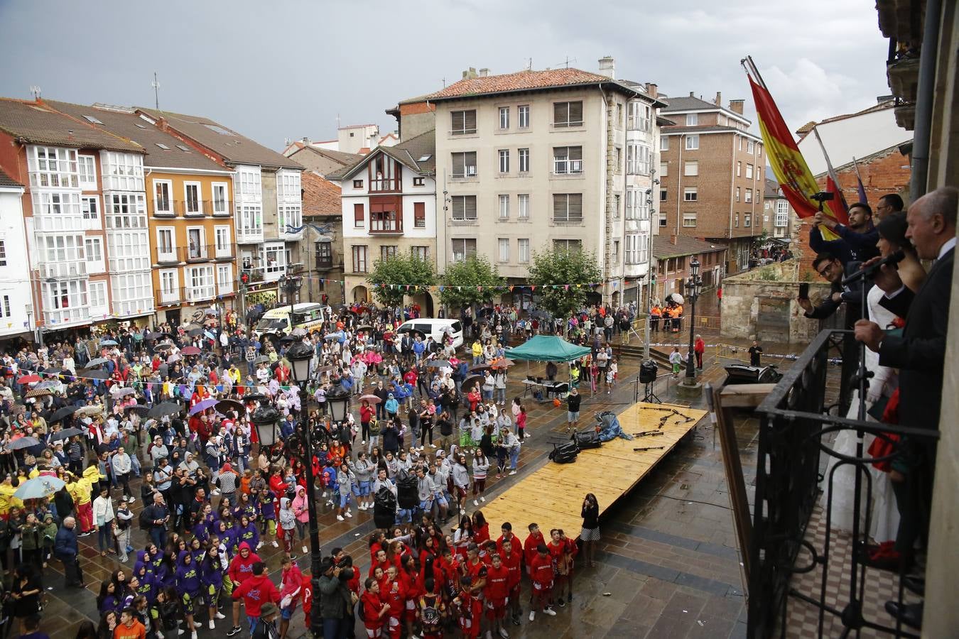 El autor Jon Obeso, ganador de las Justas Literarias, recibió la Flor Natural de manos de la reina de San Mateo, Claudia Ezquiaga