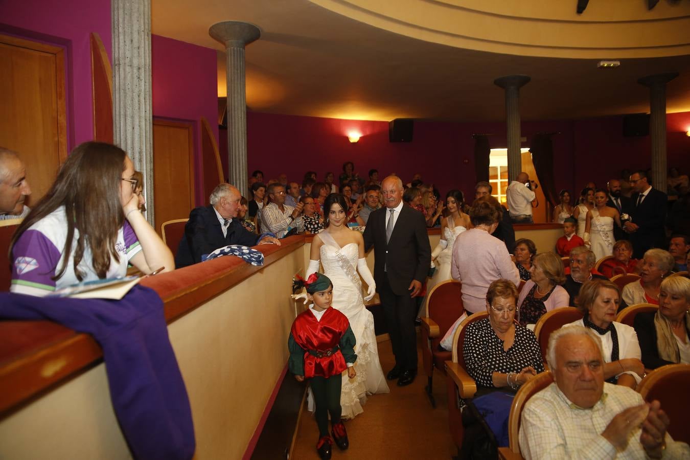 El autor Jon Obeso, ganador de las Justas Literarias, recibió la Flor Natural de manos de la reina de San Mateo, Claudia Ezquiaga