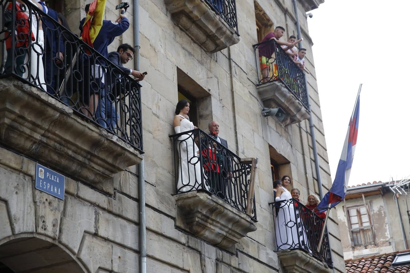 El autor Jon Obeso, ganador de las Justas Literarias, recibió la Flor Natural de manos de la reina de San Mateo, Claudia Ezquiaga