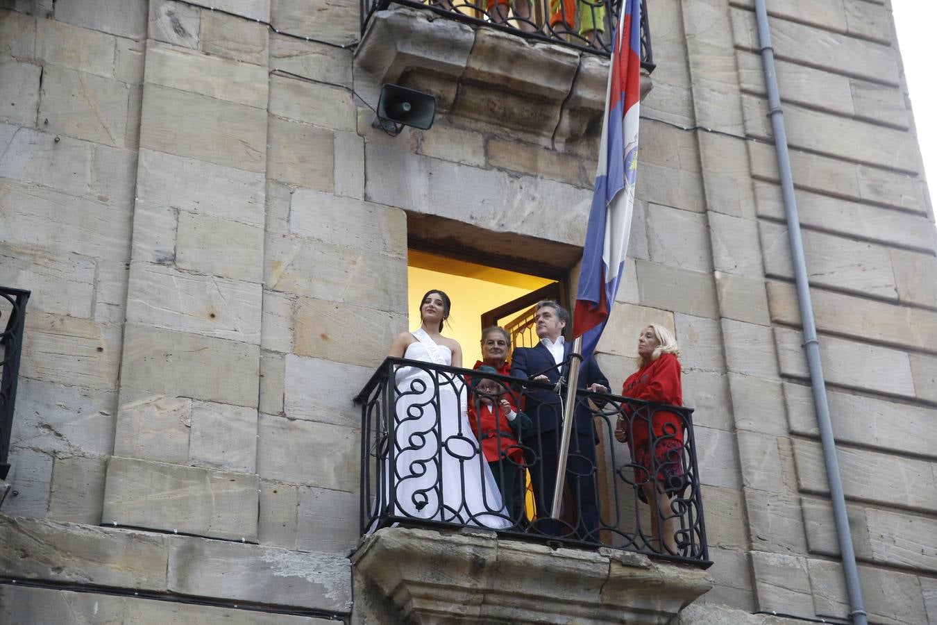 El autor Jon Obeso, ganador de las Justas Literarias, recibió la Flor Natural de manos de la reina de San Mateo, Claudia Ezquiaga