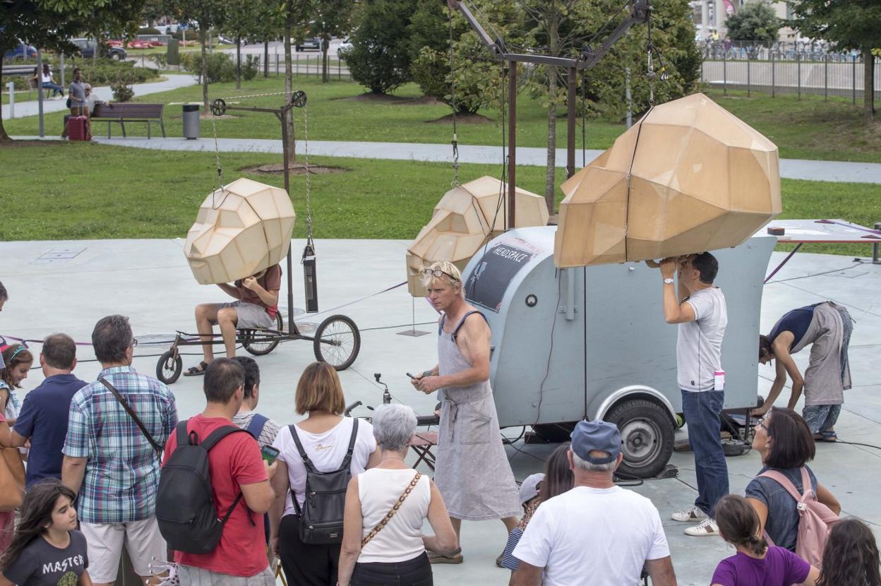  'Headspace'. La compañía de los Países Bajos Electric Circus instala en los Jardines de Pereda cabezas gigantes donde el espectador se adentra para disfrutar de pequeñas muestras teatrales interpretadas por marionetas robotizadas.