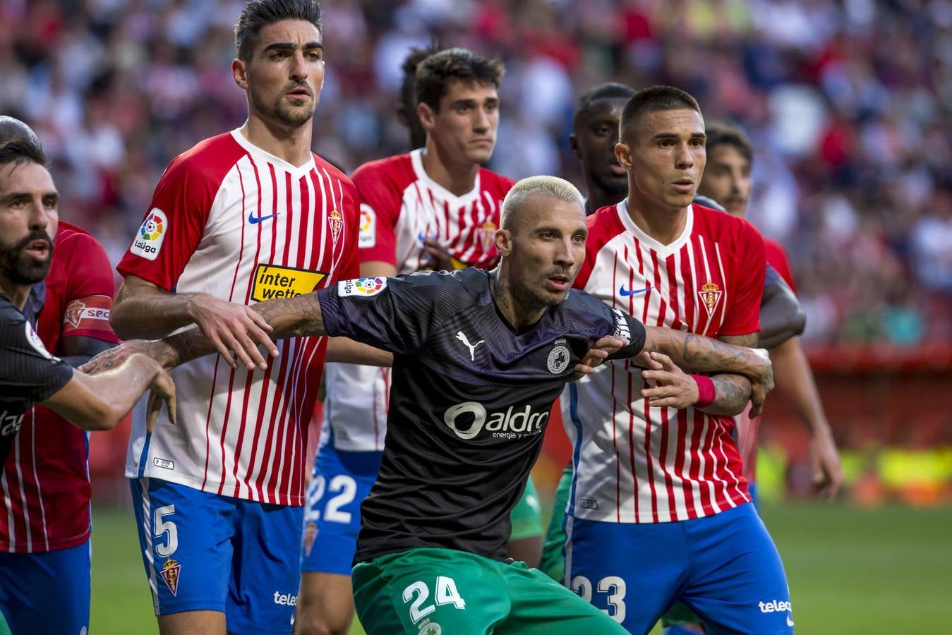 El Racing, tras una mala primera mitad, aprovecha el bajón del Sporting para sacar un empate al el Sporting 