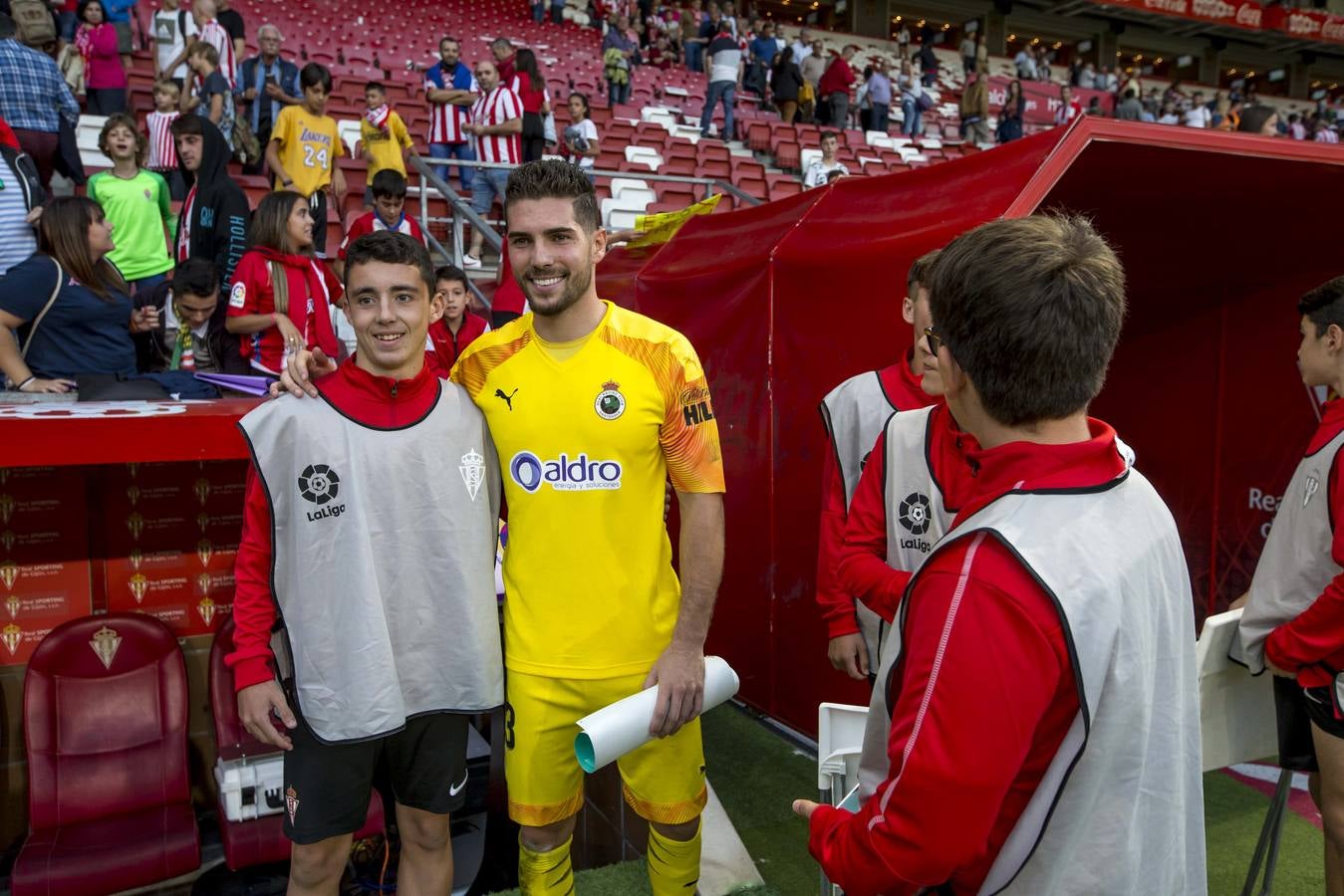 El Racing, tras una mala primera mitad, aprovecha el bajón del Sporting para sacar un empate al el Sporting 