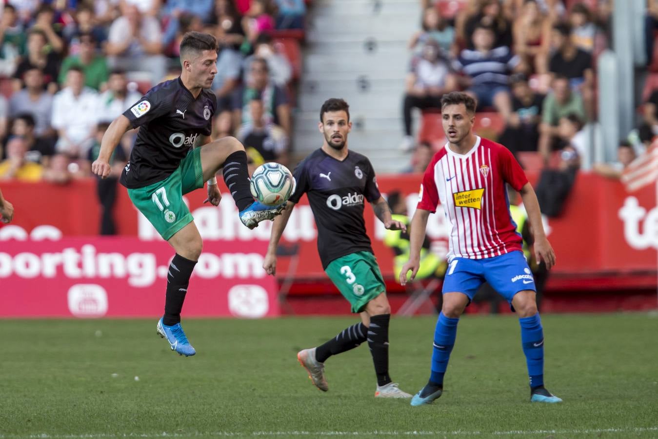 El Racing, tras una mala primera mitad, aprovecha el bajón del Sporting para sacar un empate al el Sporting 