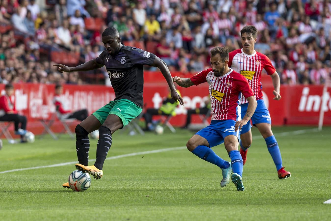 El Racing, tras una mala primera mitad, aprovecha el bajón del Sporting para sacar un empate al el Sporting 