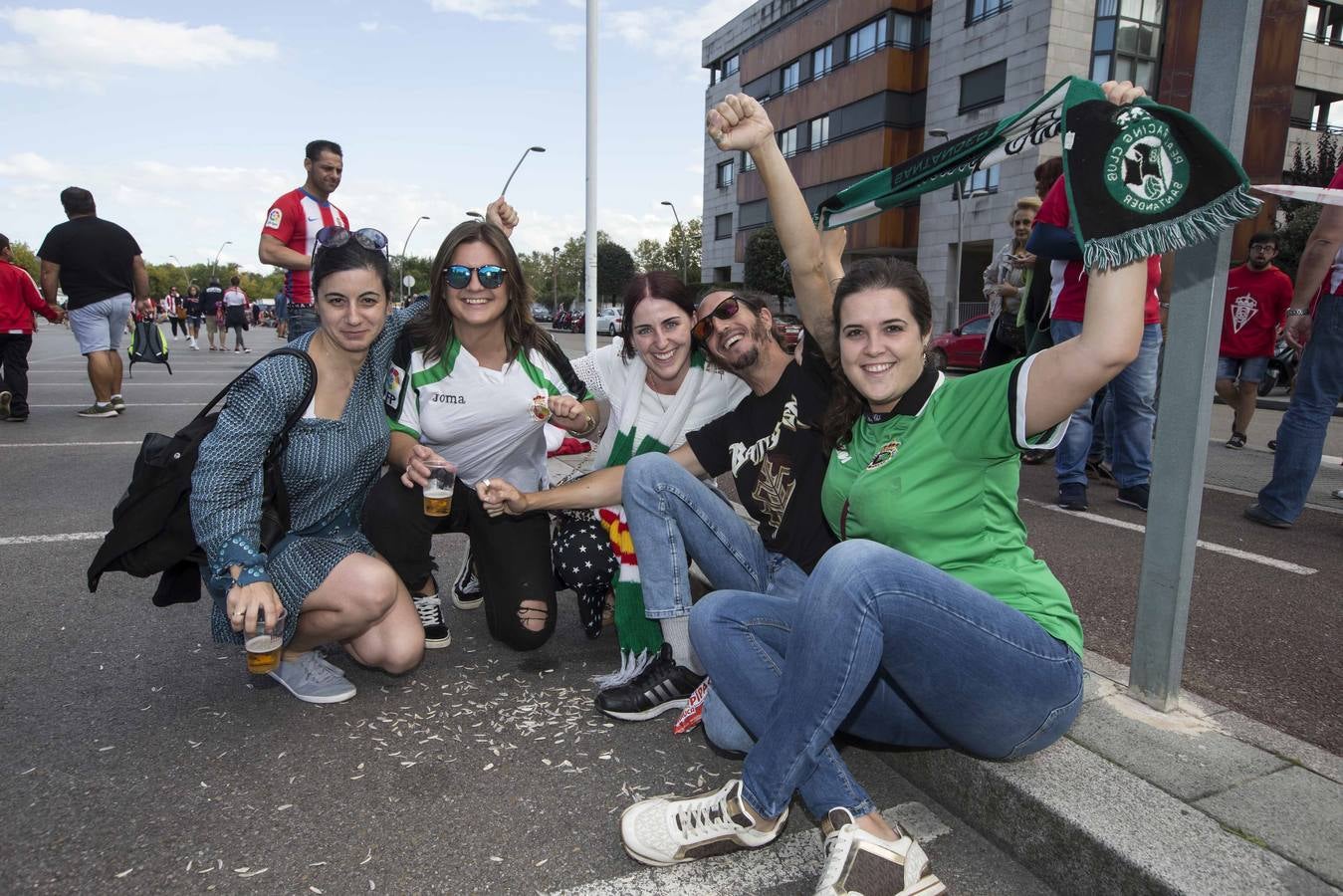 Buena parte de los seguidores racinguistas llegaron al mediodía y el resto se incorporará a la hora del partido