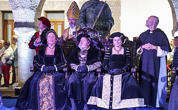 Carlos V, flanqueado por sus hermanas, se despidió del pueblo de Laredo antes de emprender viaje a Yuste