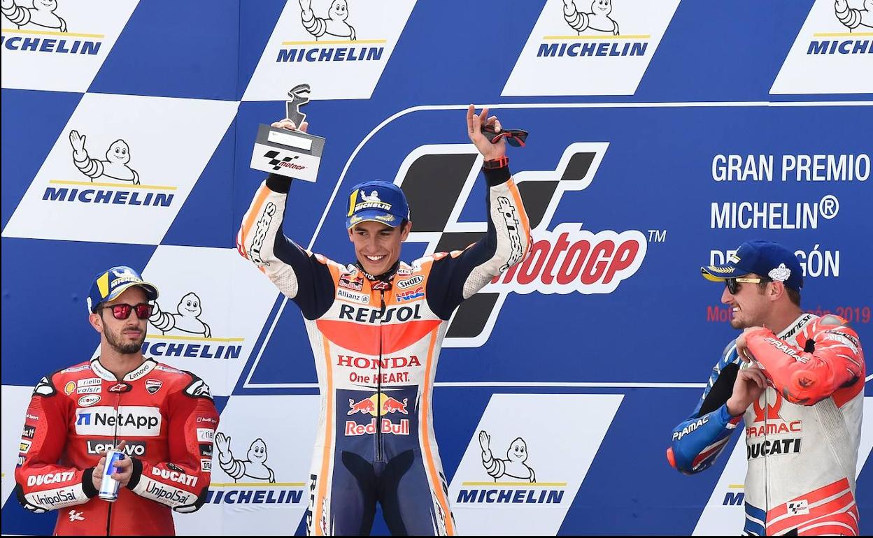 Marc Márquez celebra la victoria en Alcañiz.