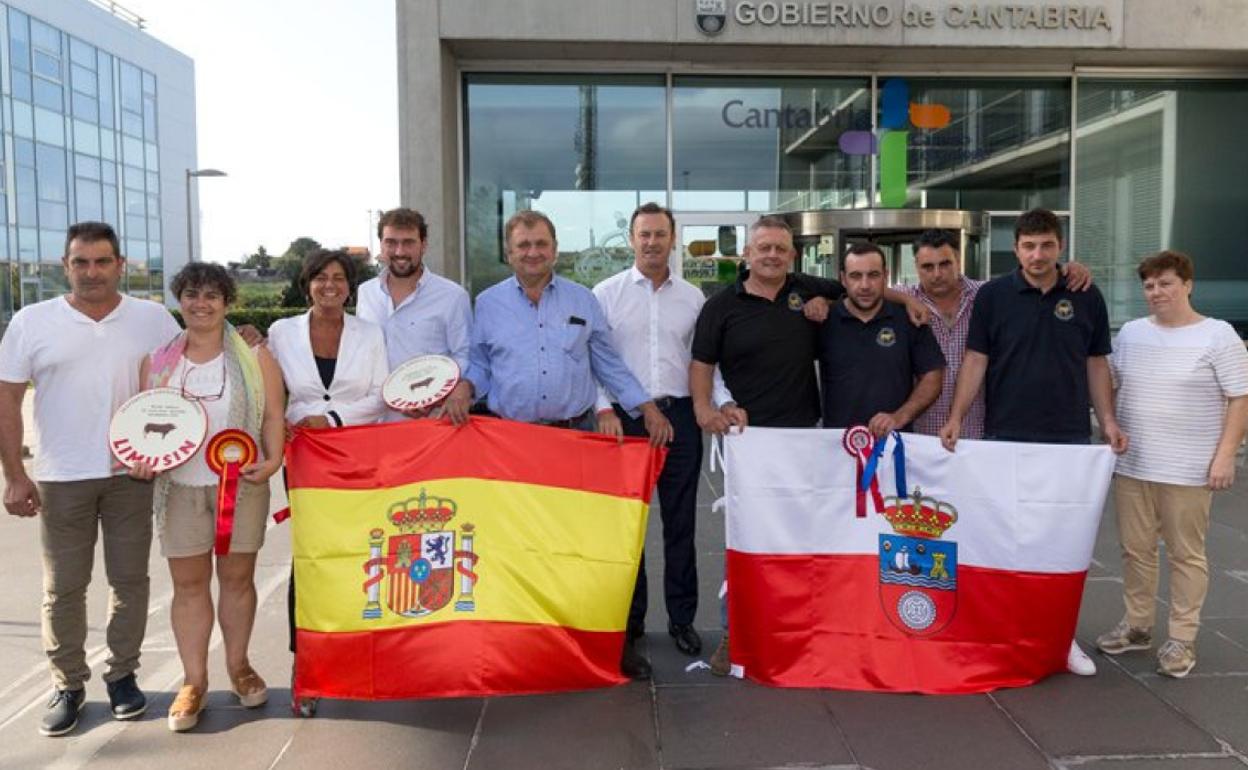 Los premiados posan junto al consejero y la directora regional de Ganadería. 