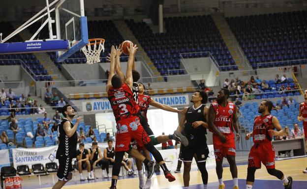 Lucas busca la cesta en el Palacio de los Deportes. 