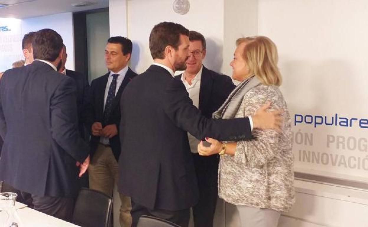 Mercedes Fernández y Pablo Casado se saludan este lunes en Madrid. 