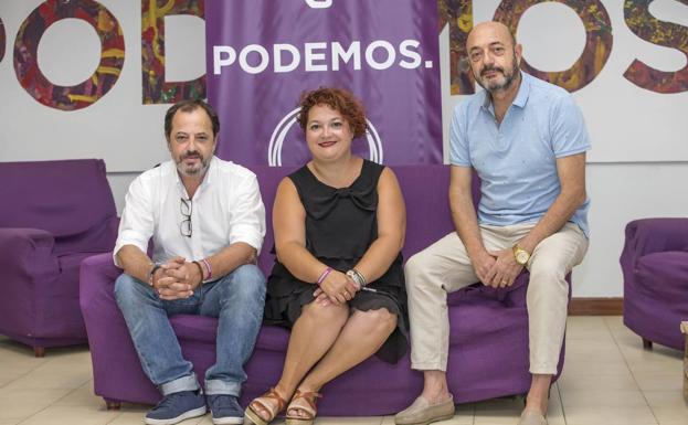 Pablo González, Mercedes González y Luis Sanabria, miembros de la gestora de Podemos Cantabria. 