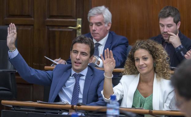 Pedro Casares y Ainoa Quiñones, durante el pleno de agosto. 