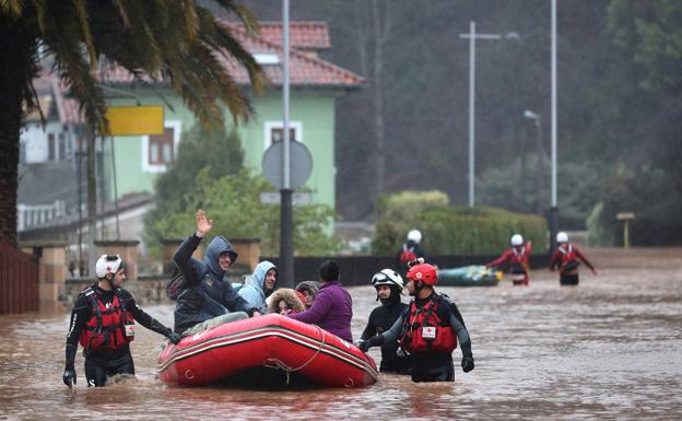 Equipos de rescate de Cruz Roja transportan a varios vecinos de Mazcuerras a finales de enero.