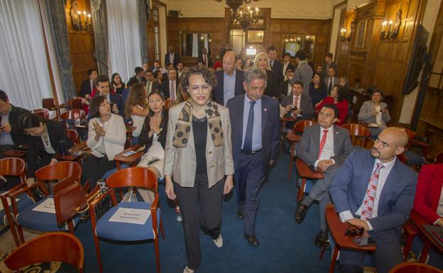 La ministra de Trabajo, Magdalena Valerio, y el presidente de Cantabria, Miguel Ángel Revilla, inauguraron el 'gylforum'. 