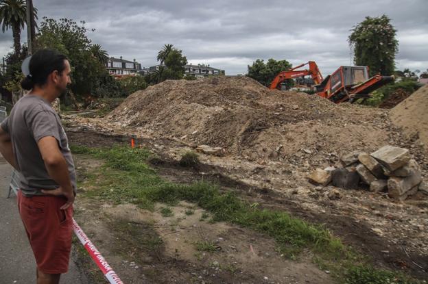 Luis Gutiérrez, presidente de Falgote, contempla con indignación el estado en que quedó el edificio ayer, a las dos de la tarde, después de que una pala excavadora procediera a su derribo y desescombro.