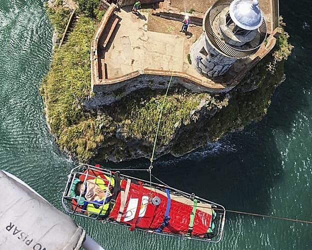 Imagen desde el helicóptero de la joven madrileña rescatada en el Faro del Caballo el 20 de agosto. 