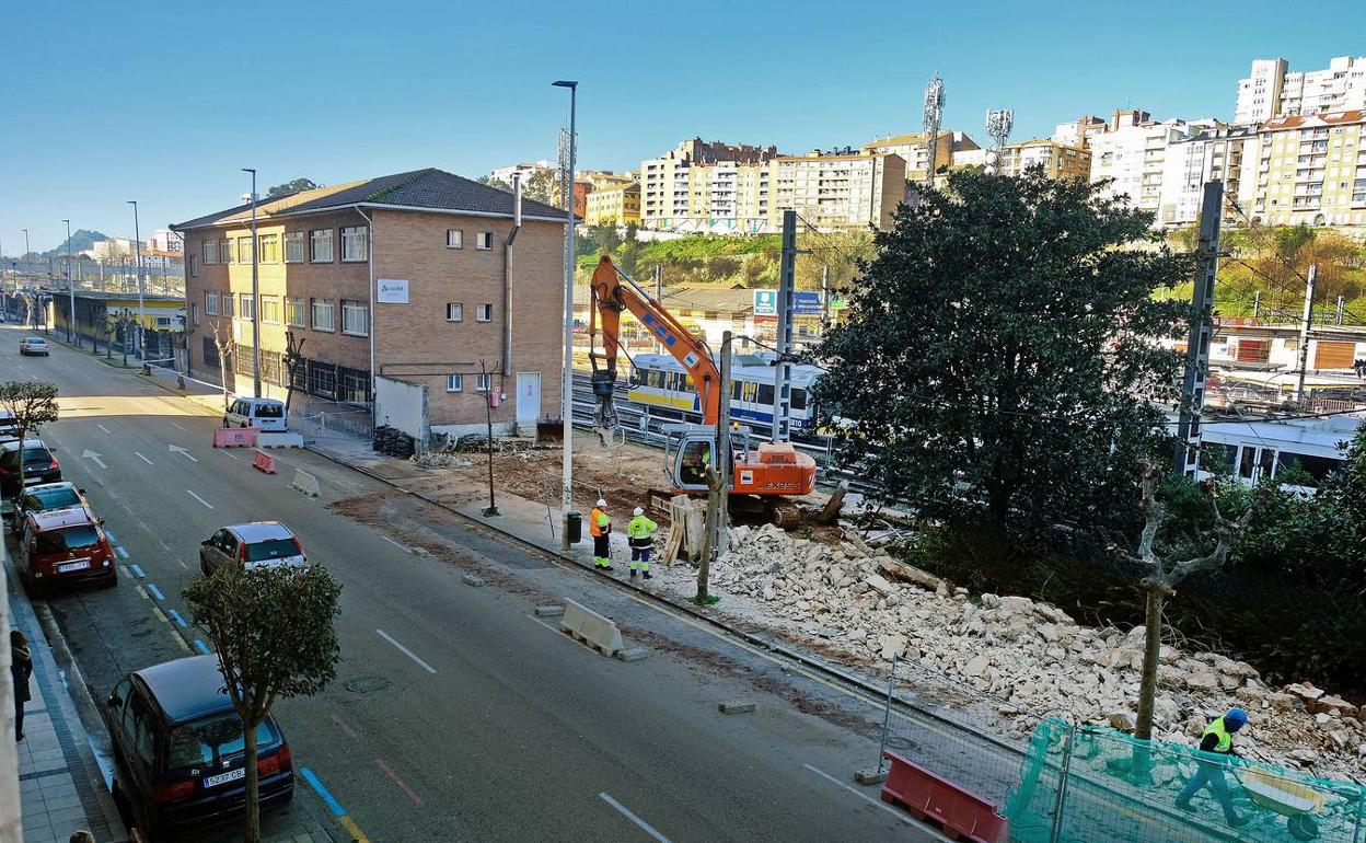 Obras en la calle Castilla para la futura reordenación ferroviaria de Santander.