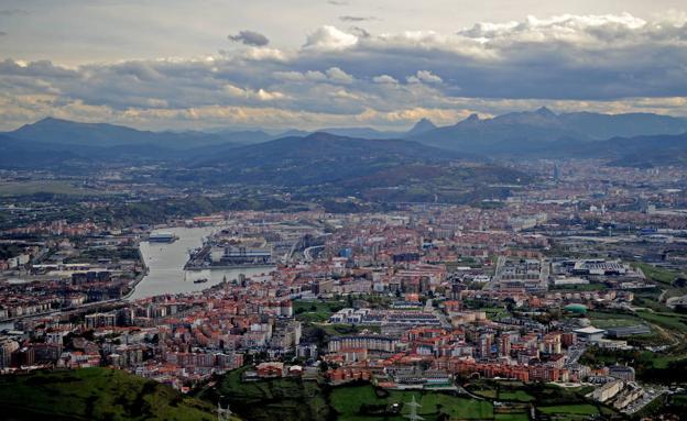 Vista del Gran Bilbao desde la cumbre del Serantes. Se aprecian al fondo las cumbres de Durango, y en primer término los municipios de la Margen Izquierda.