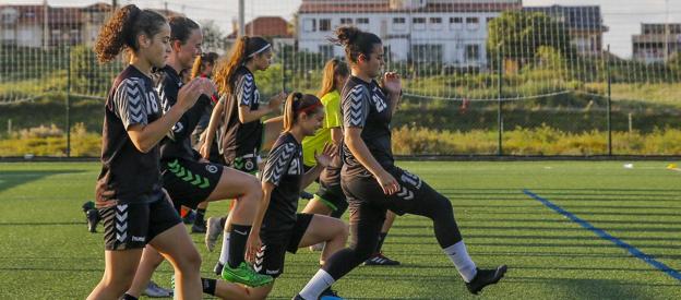 Las jugadoras del primer equipo del Racing Féminas, durante un entrenamiento en La Albericia. 