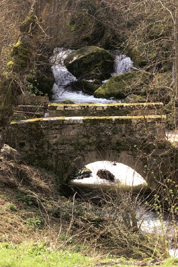 Puente rústico que se conserva en los alrededores de Aniezo