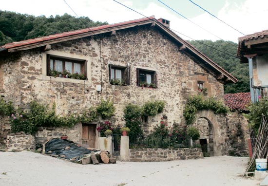 Imagen principal - Casa hidalga en Valdeprado, Hórreo de Avellanedo y casas populares en Caloca