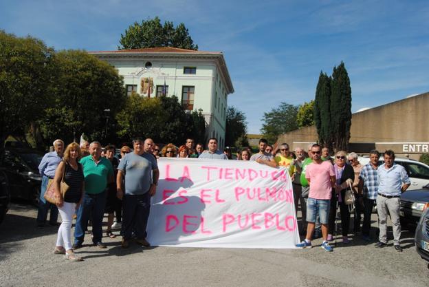 Vecinos de Ambrosero y de pueblos de alrededor se concentraron frente al Ayuntamiento de Bárcena de Cicero. :