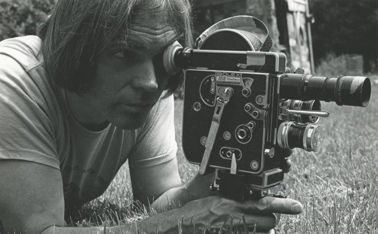 El cineasta y pintor Abbott Meader con su cámara Bolex, en 1983. :: 