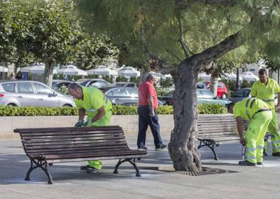 Imagen secundaria 1 - El Paseo Marítimo recupera sus bancos