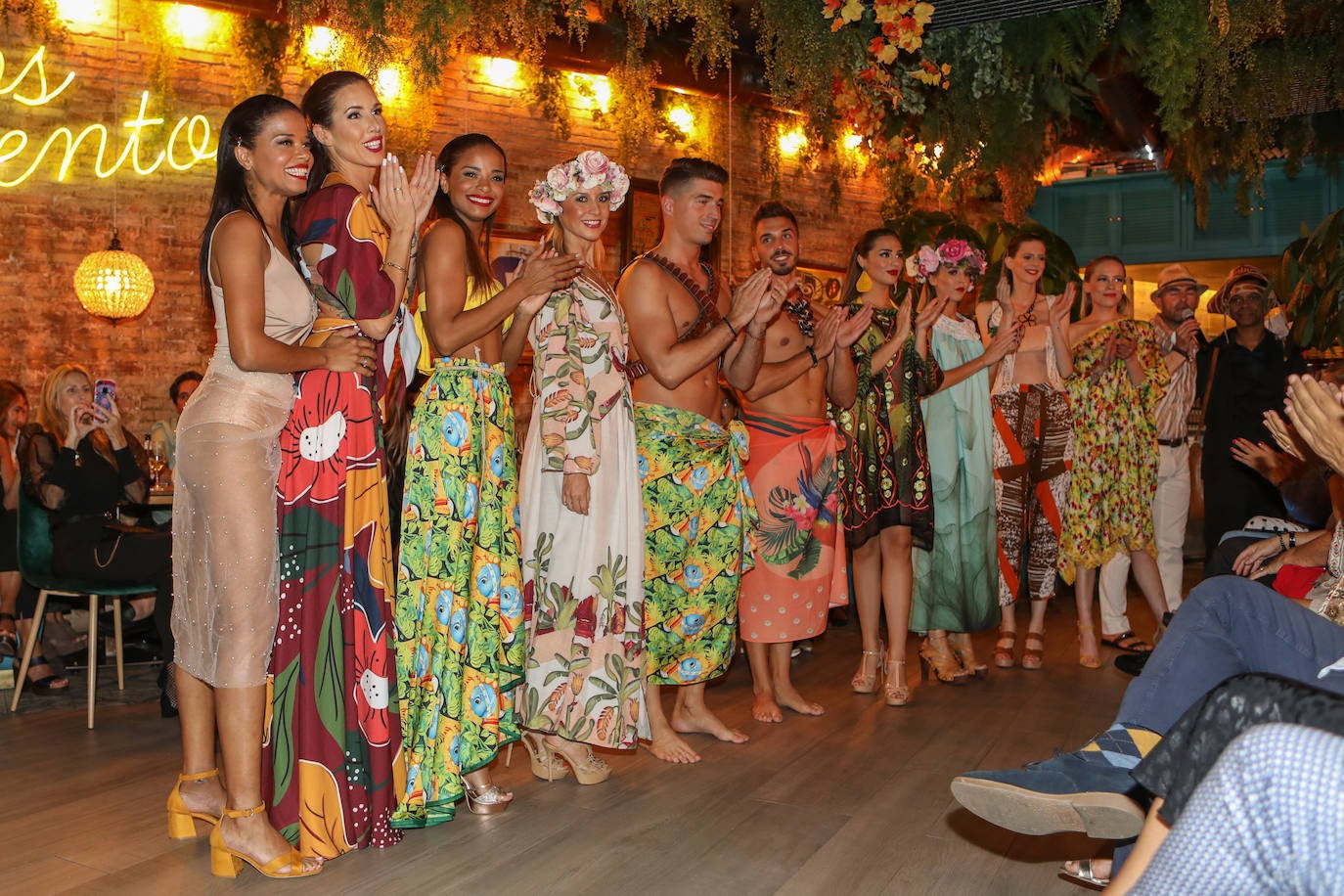 El artista sergipano Abrahao Bispo presentó una sensual colección crucero inspirada en las playas del nordeste brasileño, cuyo broche final lo puso un conocido tema musical de su tierra que fue interpretado a capela por él mismo 