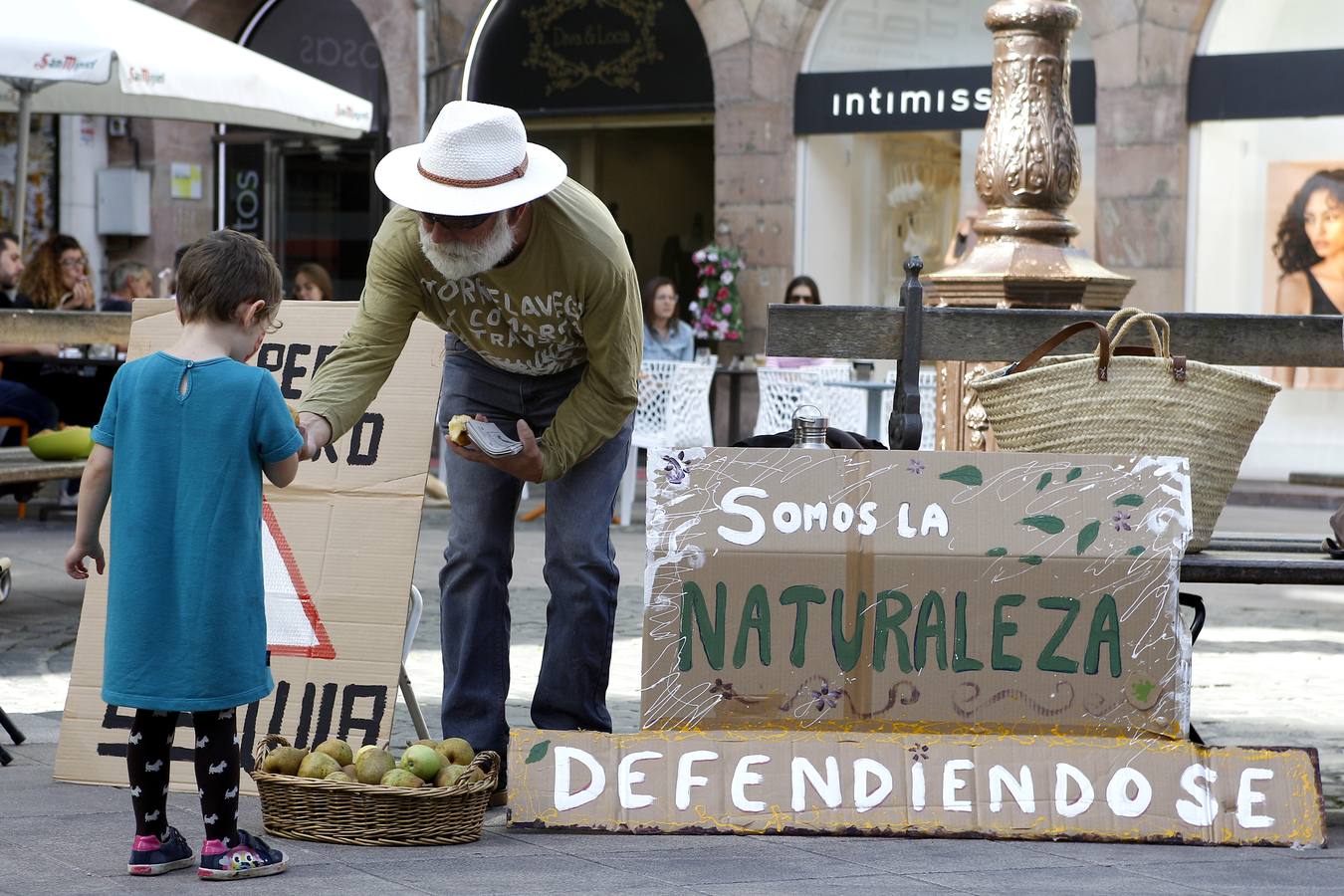 Concentración contra el cambio climático en Torrelavega