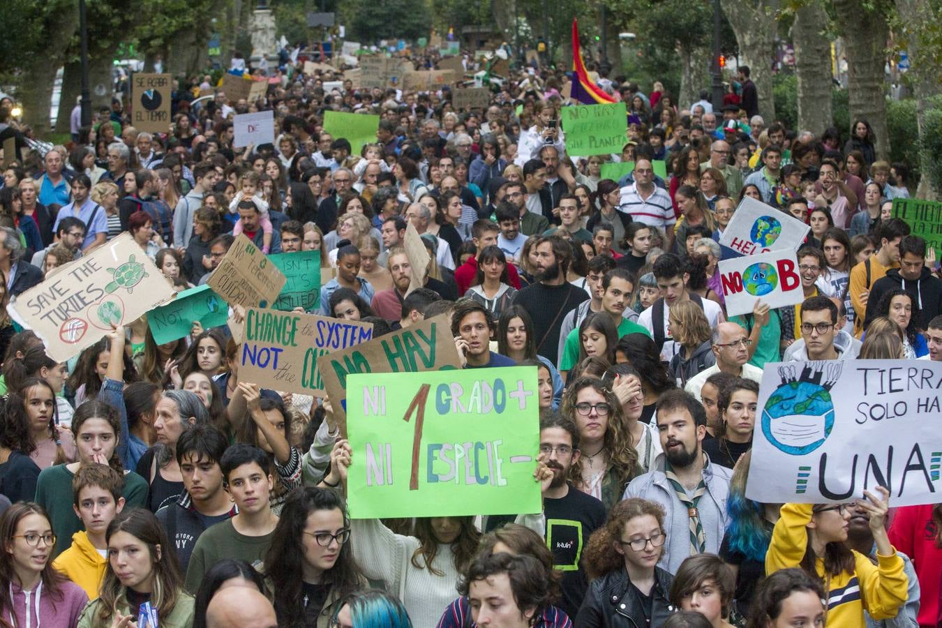 Jóvenes por las calles de Santander protestan contra el cambio climático