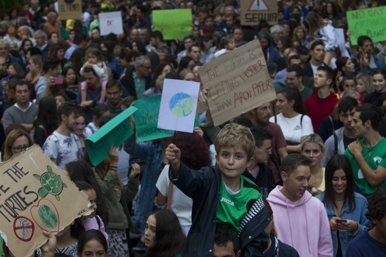 Jóvenes por las calles de Santander protestan contra el cambio climático