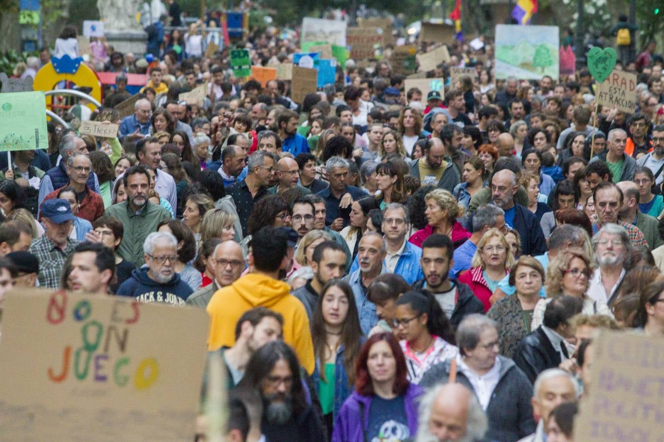 Jóvenes por las calles de Santander protestan contra el cambio climático