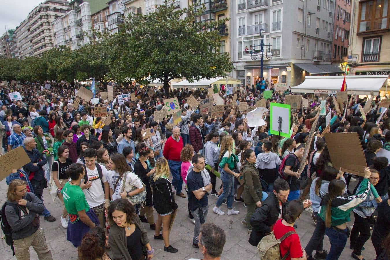 Jóvenes por las calles de Santander protestan contra el cambio climático