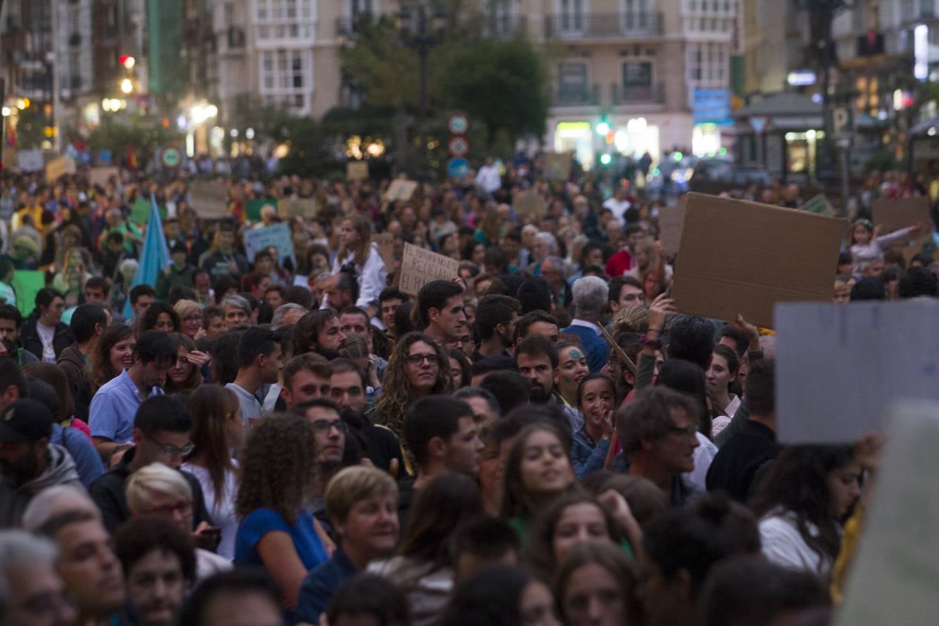 Jóvenes por las calles de Santander protestan contra el cambio climático